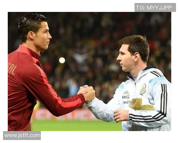 梅西与C罗巅峰对决球星海报素材展现传奇足球风采